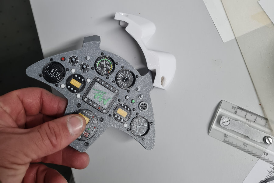 Cockpitausbau + fertige Cockpits